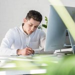 Молодой человек за компьютером