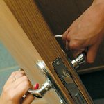 Можно ли выписать человека, который сидит в тюрьме