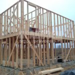 Недостроенный дом на стадии залитого фундамента и возведение стен