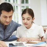 Папа читает с детьми