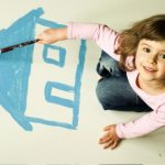 Ребенок рисует дом