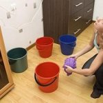 уборка воды, капающей с потолка на пол